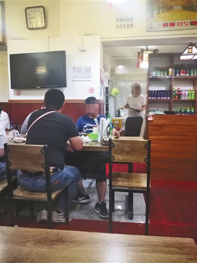 昨晚,朝阳区的一家餐馆,几位市民在室内抽烟无人劝阻。新京报记者 王飞 摄