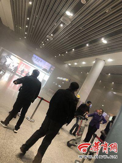 西安咸阳国际机场女子异性spaT3航站楼内一微型睡