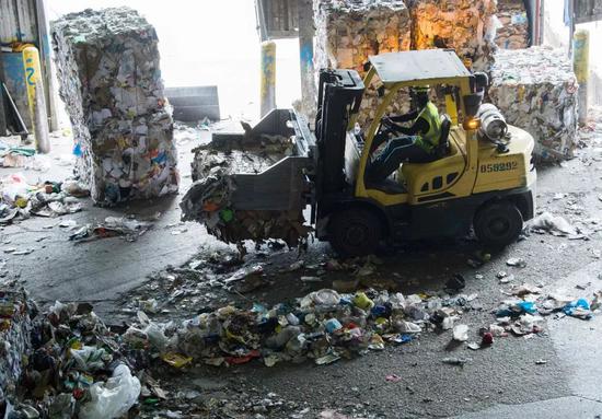 ▲美国马里兰州埃尔克里奇，工人在废物回收厂内分类垃圾。