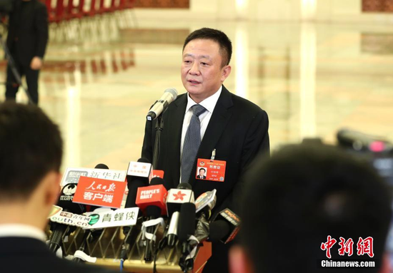 退役军人事务部部长孙绍骋接受记者采访（图/中新网）