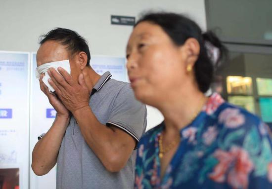 7月23日，说起女儿病情，张有夫妇不时掩面而泣。新京报记者 浦峰 摄