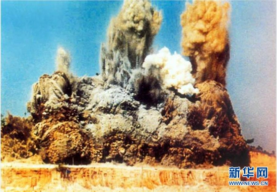 1979年7月，建港填海的“开山炮”在深圳蛇口炸响（资料照片）。新华社发