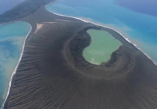 汤加海底火山喷发前的景观。受访者供图