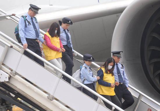 6月7日7时许，一架中国民航包机降落在首都国际机场，94名台湾籍电信网络诈骗嫌疑人被民警从西班牙押解回国。新京报记者 王贵彬 摄