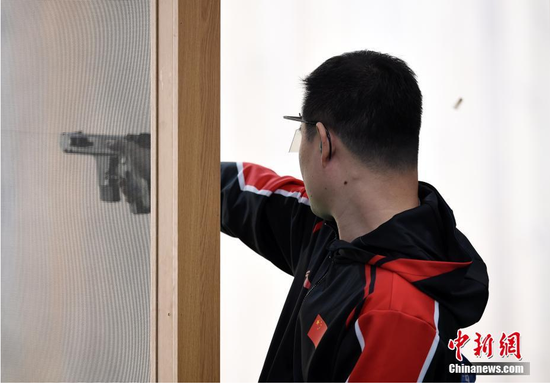图为中国八一射击队选手谢震翔在比赛中。 中新社记者 侯宇 摄
