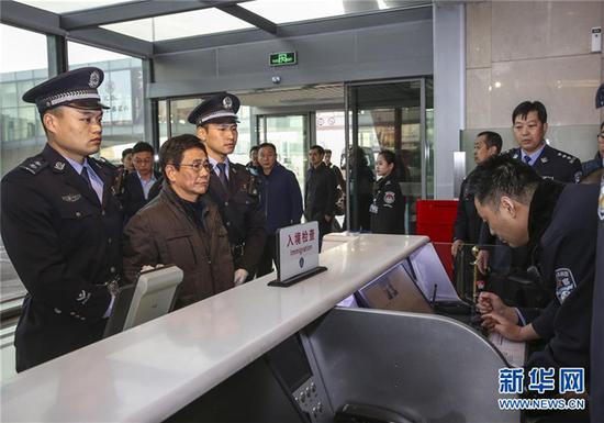 2018年11月30日，在北京首都国际机场，外逃保加利亚的职务犯罪嫌疑人姚锦旗被引渡回国。这是国家监委成立后成功引渡第一案，也是我国首次从欧盟成员国成功引渡涉嫌职务犯罪的国家工作人员。 新华社记者 殷刚 摄