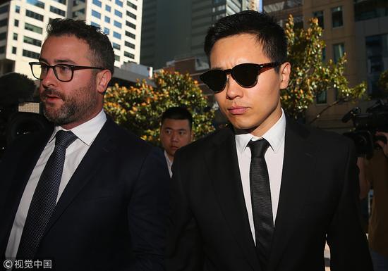 2019年1月25日，悉尼新南威尔士州，演员高云翔穿黑色西装进入法庭。图/视觉中国