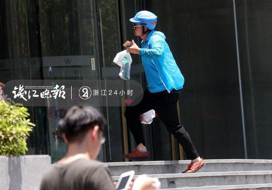 51岁外卖骑手车祸身亡最后时刻挽留四条生命图