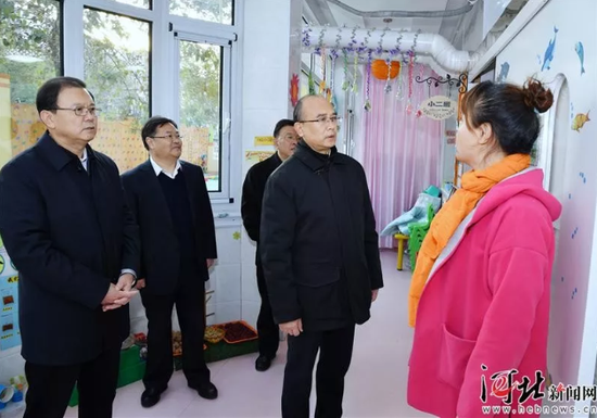 许勤到幼儿园实地感受教室温度。图源：河北新闻网