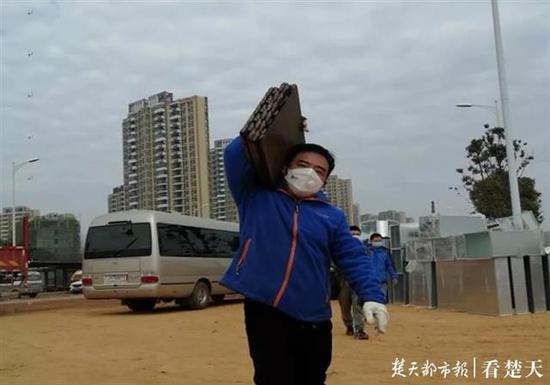 中百仓储的工作人员“人肉”搬运材料和设备