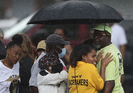 聚集在现场的当地居民 图自美媒