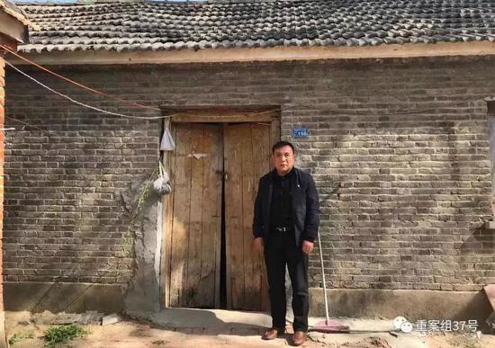 安徽涡阳县大周庄,周继坤在他的老家前。