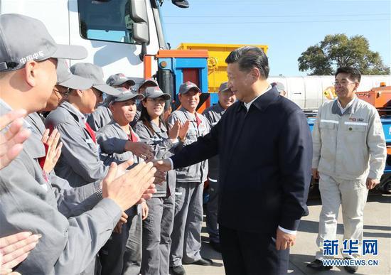 9月25日至28日，中共中央总书记、国家主席、中央军委主席习近平在东北三省考察，主持召开深入推进东北振兴座谈会。这是26日上午，习近平在黑龙江齐齐哈尔中车齐车集团有限公司与工人亲切握手。 新华社记者 鞠鹏 摄