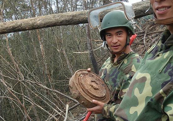 杜富国排除了1枚反坦克地雷。杨萌 摄
