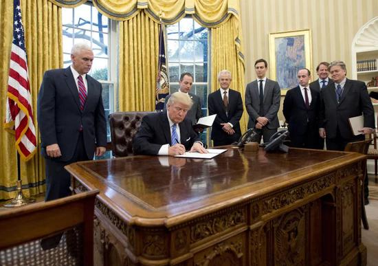 ▲资料图片：2017年1月23日，美国总统特朗普签署行政命令，正式宣布美国退出跨太平洋伙伴关系协定（TPP）。