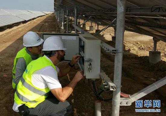 在巴基斯坦旁遮普省巴哈瓦尔布尔真纳太阳能工业园中兴能源光伏电站内，中巴两国工作人员进行设备调试（2016年5月摄）。  新华社发