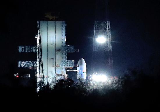 这是7月15日在印度萨蒂什·达万航天中心拍摄的搭载着“月船2号”月球探测器的运载火箭。新华社/美联