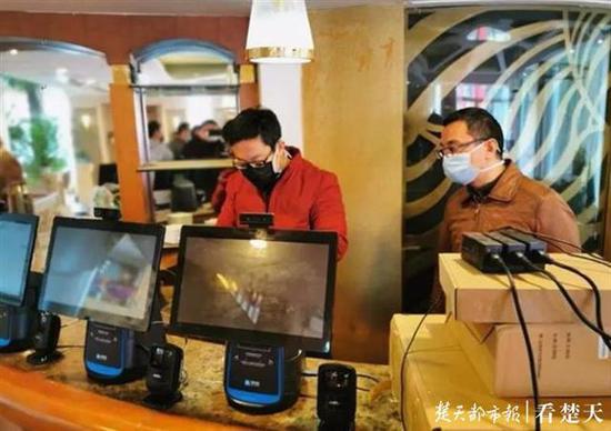 工作人员在测试自助收银系统