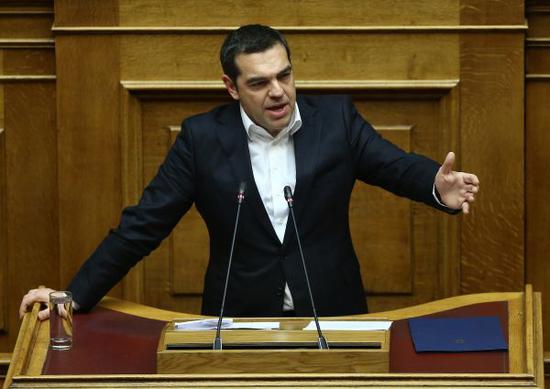 2月8日，在希腊雅典，希腊总理齐普拉斯在议会投票前发表讲话。（新华社）
