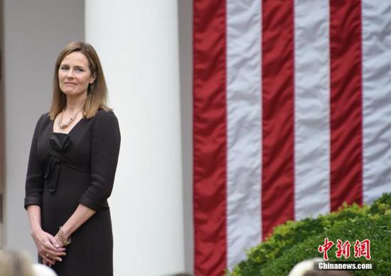  当地时间9月26日，美国总统特朗普在白宫宣布，提名艾米·科尼·巴雷特（Amy Coney Barrett）担任最高法院大法官。中新社记者 陈孟统 摄