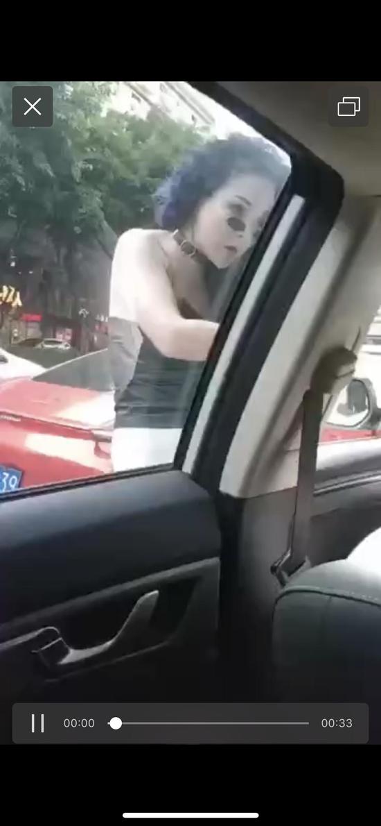 德孝中华周刊文摘:保时捷女车主丈夫确为派出所所长 重庆成立调查组 德孝中华周刊文摘:保时捷女车主丈夫确为派出所所长 重庆成立调查组
