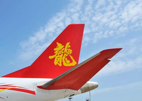 2017年4月12日，上海，第六届亚洲公务航空会议及展览会（ABACE），耀莱航空注册号B-3219的巴航工业世袭1000机型公务机，它是成龙的私人飞机，飞机尾翼上喷涂成红底黄字的“龙”字（图片来源：东方IC）