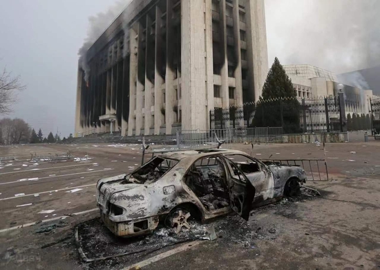 △1月6日，哈萨克斯坦首都阿拉木图市政府外被焚毁的车辆