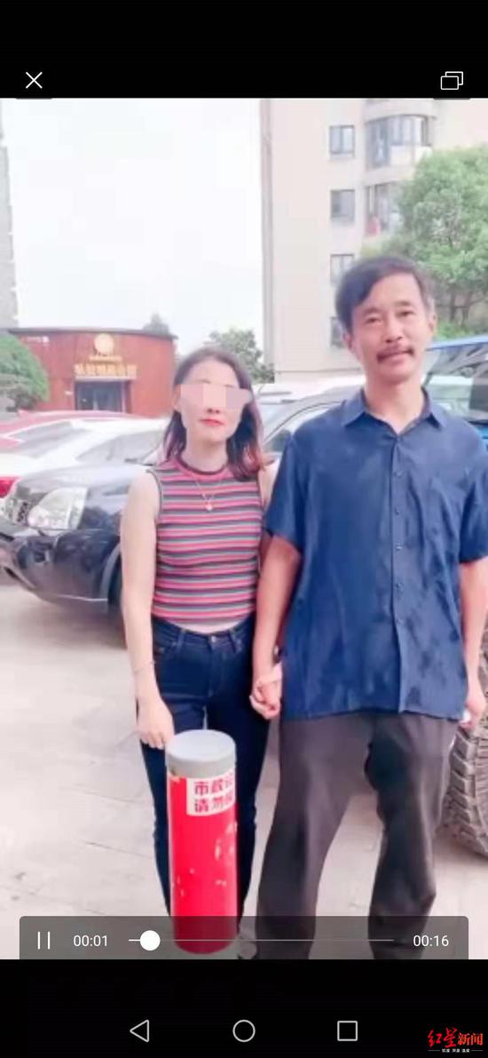 ↑沈巍与一名女子十指相扣合影，被谣传为结婚 图据视频截图