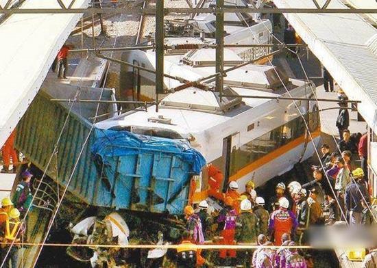 2012年太鲁阁列车于桃园埔心站与泥头车相撞，事故造成1死22伤。（图：中时电子报）