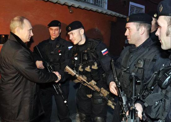普京与俄联邦安全局特种部队队员握手。