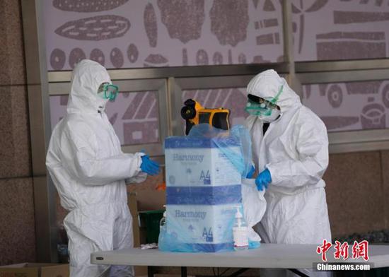 首尔市九老区,引发集体感染的呼叫中心所在办公楼外设立了病毒筛查诊所。中新社记者 曾鼐 摄