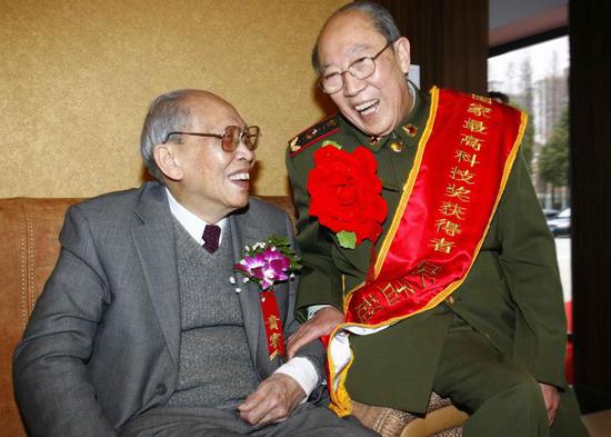 图为见到恩师裘法祖前来祝贺,吴孟超院士欣喜万分.沈家善&nbsp; 摄影