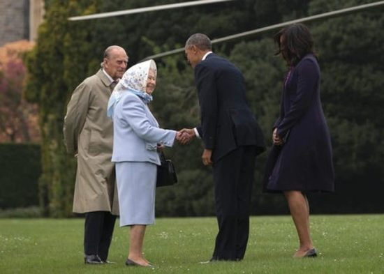 2016年，奥巴马夫妇访问英国时会见女王。图源：香港东网