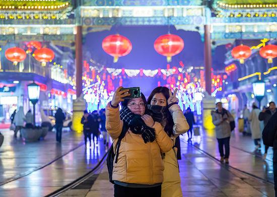 好友一起赏灯、留影。
