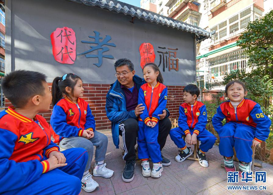 2020年11月2日，在河北邯郸市邯山区中华南四号小区，宣讲员在向孩子们讲家风家训故事。新华社记者 王晓 摄