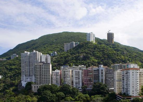 原料图片:香港港岛半山上的豪宅。(新华社)