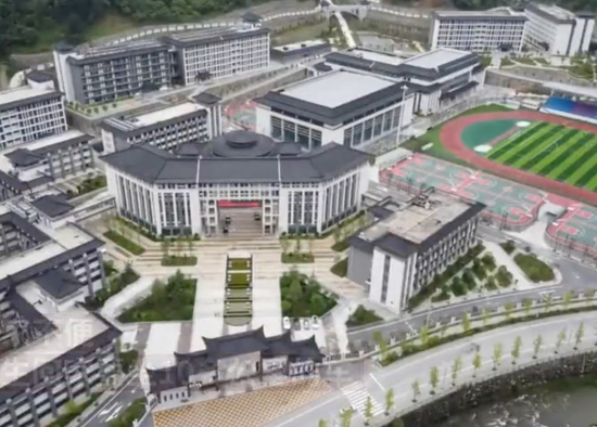 地方财政收入不足2亿元,脱贫县砸7亿建豪华中学插图 镇安中学/视频截图