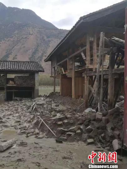 图为云南石鼓镇红岩村房屋被洪水冲毁。　云南省减灾委员会办公室提供　摄