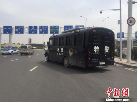 图为新郑国际机场老t1航站楼前面不远处,停靠的特警车辆. 李超庆 摄