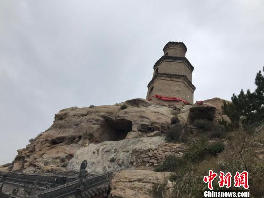 焦山石窟寺上修建于明代的砖塔。　胡健 摄