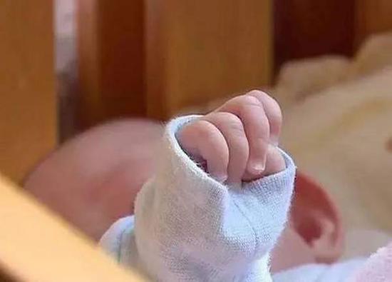 原标题:残忍!刚出生的婴儿被家人多次伤害致死 还丢弃荒岭