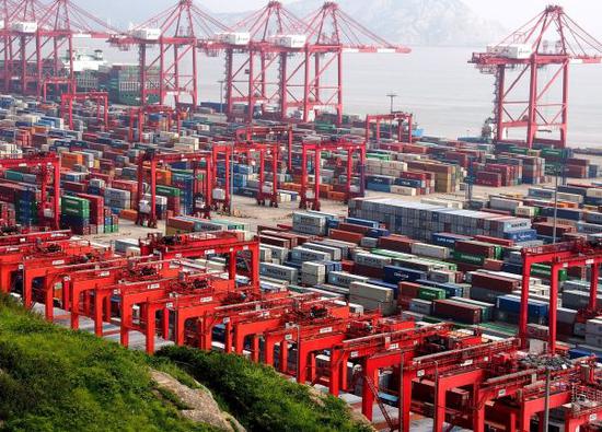 资料图片：上海洋山保税港区内的集装箱货柜。（新华社）