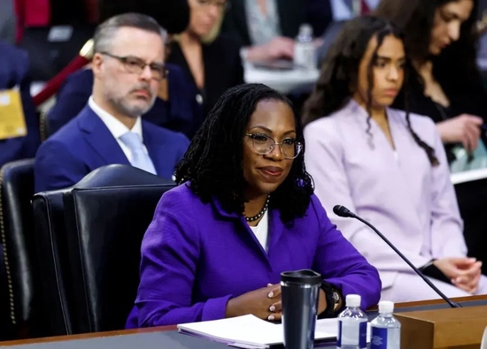 ▲凯坦吉·布朗·杰克逊，1970年出生于美国华盛顿，现年51岁，毕业于哈佛大学法学院，于2021年6月开始担任哥伦比亚特区联邦巡回上诉法院法官。其正式出任大法官后将为美国首位非洲裔女性大法官，首位曾为公设辩护人的大法官。图/IC photo