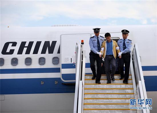 在北京首都机场，“百名红通人员”任标回国投案（2017年7月29日摄）。 新华社记者 金立旺 摄