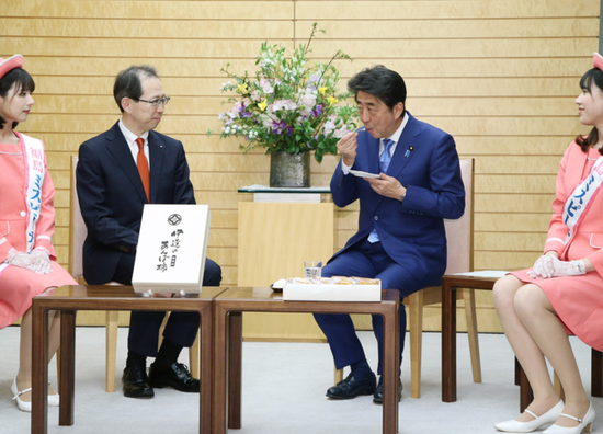 核事故后 连续多年试吃福岛特产的安倍提出新目