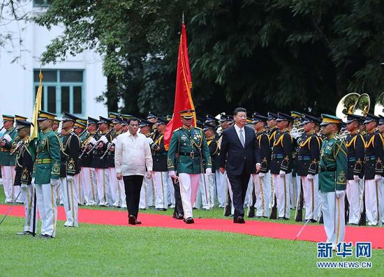 11月20日，国家主席习近平在马尼拉同菲律宾总统杜特尔特举行会谈。会谈开始前，习近平出席杜特尔特在总统府前草坪举行的隆重欢迎仪式。这是习近平在杜特尔特陪同下沿红地毯检阅仪仗队。 新华社记者 鞠鹏 摄