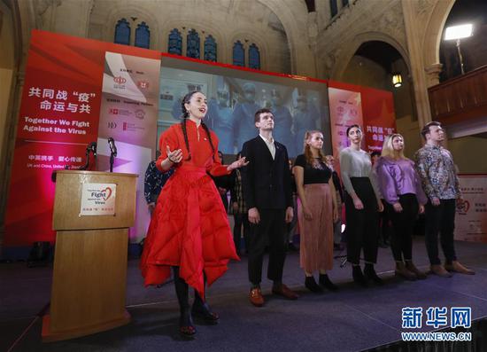 2月28日,在英国伦敦金融城市政厅,学生们演唱由比利时、中国和英国艺术家共同创作的歌曲《黎明的编钟声》。当日,伦敦金融城与中英工商界联合举办“中英携手,爱心传递”公益活动。活动以“共同战‘疫’,命运与共”为主题,彰显中英携手共同应对新冠肺炎疫情的信心。新华社记者 韩岩 摄