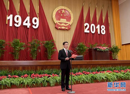 9月30日晚,国务院在北京人民大会堂举行国庆款待会,热烈庆贺中华人民共和国成立六十九周年。中共中央政治局常委、国务院副总理韩正掌管款待会。 新华社记者 李学仁 摄
