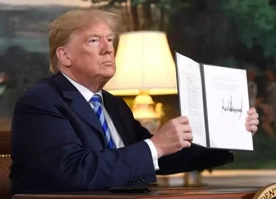 5月8日，在美国华盛顿，美国总统特朗普展示签署的关于美国退出伊核协议的文件。新华社/法新