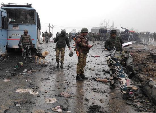 当地时间2019年2月14日，印控克什米尔斯利那加郊外，印度中央储备警察部队车辆遭恐袭 已致42人死亡。  视觉中国 图